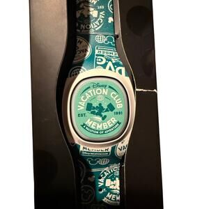 NIB Disney Parks Christmas Mickey Mouse: The Main Attraction Dumbo MagicBand 2